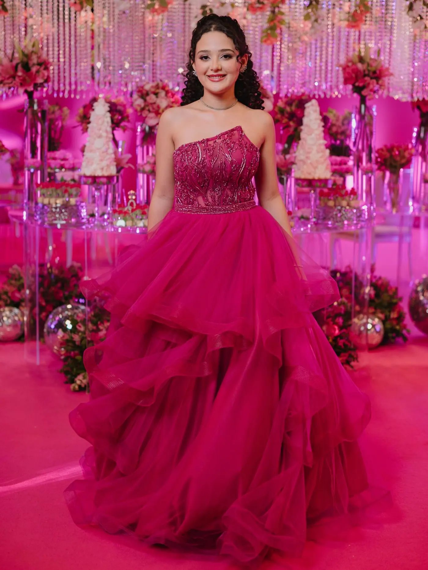 Debutante de vestido pink em salão decorado