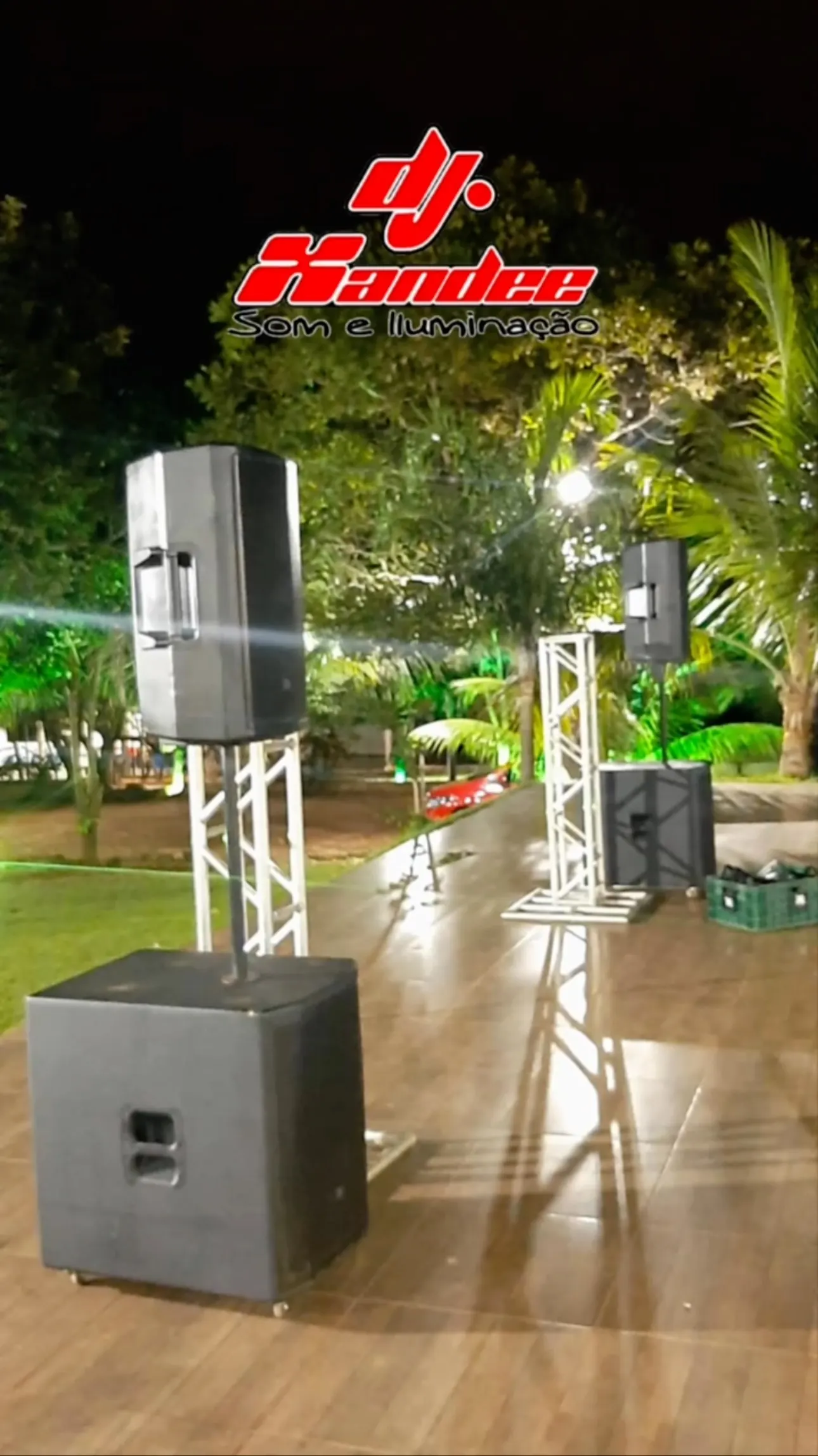 Caixas de som em tripé e subwoofer montados para evento ao ar livre em Palmas